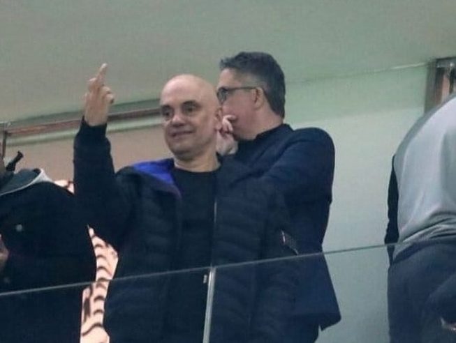 Alexandre de Moraes vai a jogo do Corinthians horas após sanção dos EUA e responde com sorriso, aceno e… gesto nada diplomático