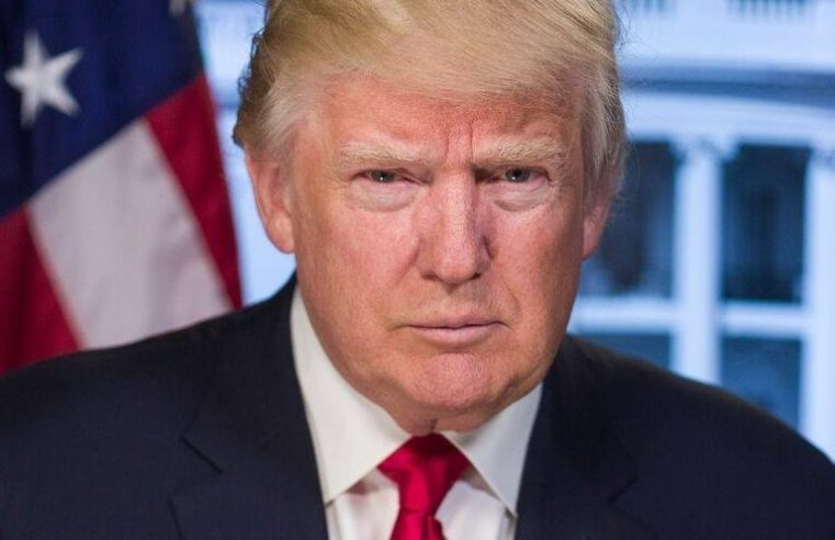 Trump ameaça a Colômbia, resolve a Venezuela e brinca de “geopolítica freestyle” a bordo do avião presidencial