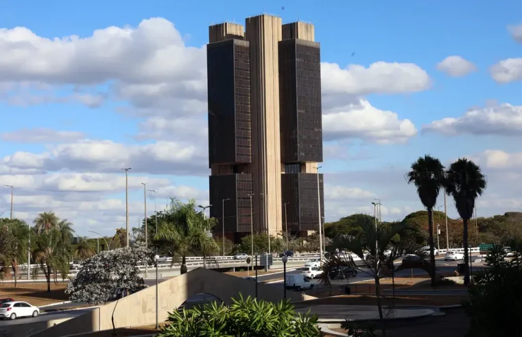 Banco Central congela a Selic em 15% e promete: “não hesitaremos em subir ainda mais, se for preciso assustar a economia de vez”