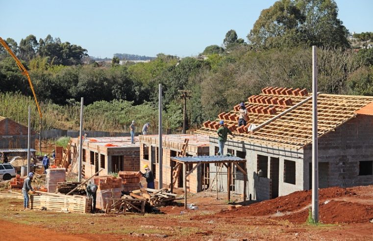 Cascavel constrói 701 casas populares de uma vez só, mas sem pressa: entrega? Só quando der mesmo