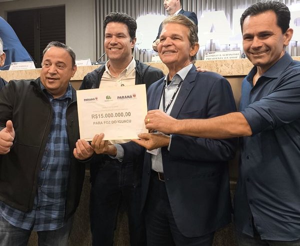 Assembleia da Amop reúne 46 prefeitos: encontro de café, tapinhas nas costas e promessas milionárias