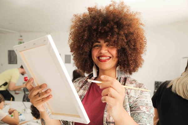 Autorretratos e bolsas da Frida: tarde cultural em Cascavel revela talentos e autoestima em pinceladas e costuras