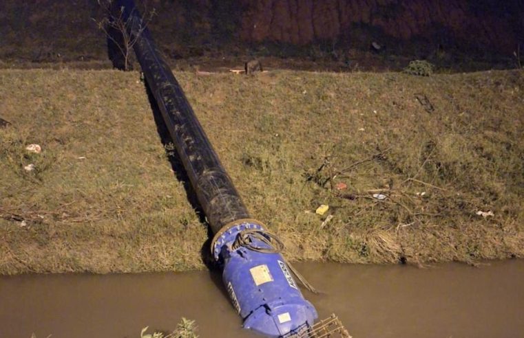 Bomba anfíbia entra em ação em bairro de São Leopoldo e vira heroína temporária contra alagamentos
