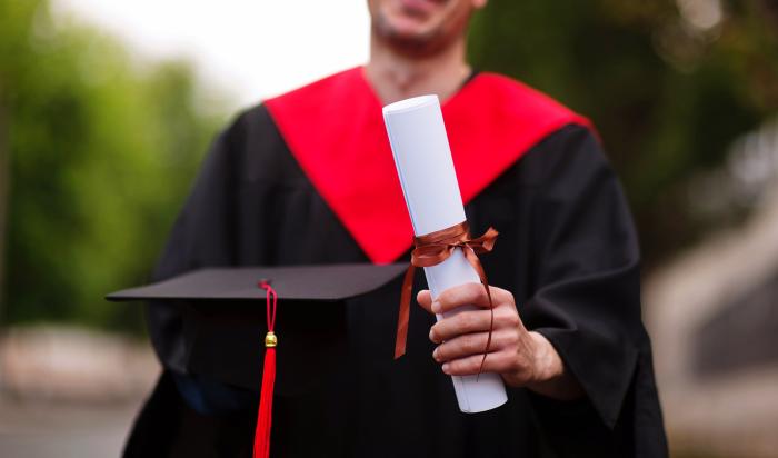 Diplomado na Arte da Falsificação: Homem é condenado por diploma fake e se forma em “Mico Federal”