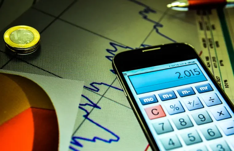 Inflação dá uma “desaceleradinha”, mercado comemora e Selic continua fazendo cosplay de torre de controle