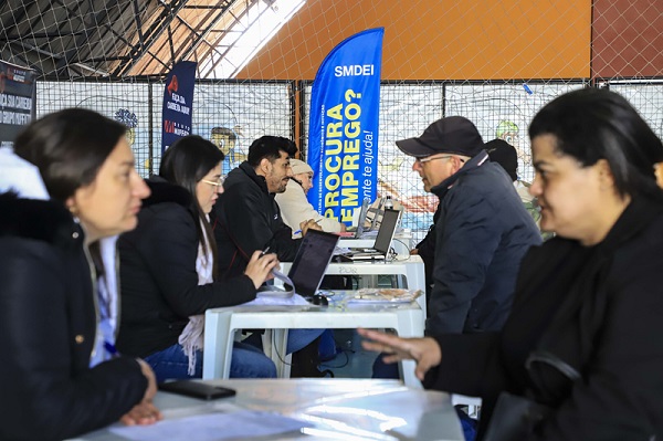 Curitiba vira pista de decolagem profissional: Mutirão do Emprego promete transformar currículo em passaporte para vaga