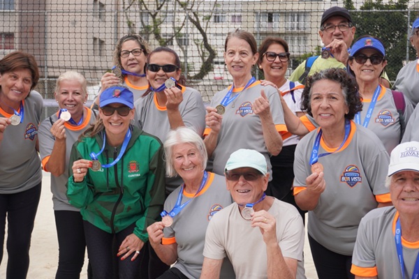 Idosas entram em quadra e mostram que a terceira idade não é para os fracos — é pra quem tem braço firme no voleibol câmbio
