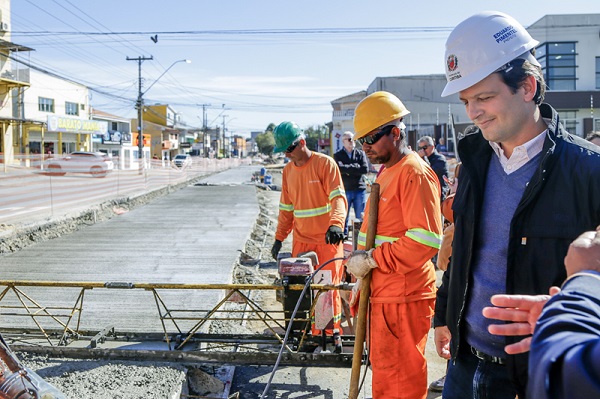 Prefeito visita obra no Cajuru, ganha morango do amor e promete mobilidade mais doce para Curitiba