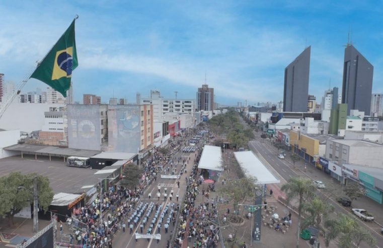 Cascavel pinta a Avenida Brasil de verde e amarelo em desfile que mais pareceu final da Copa
